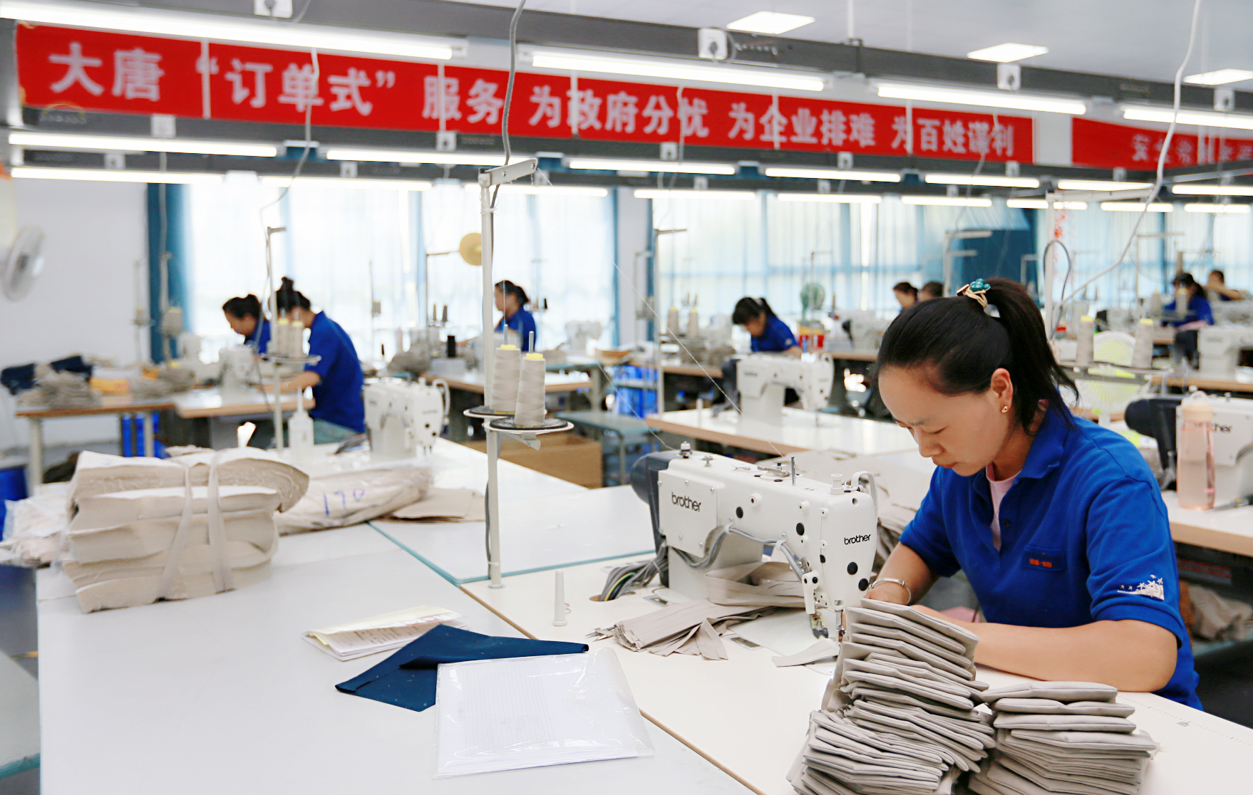 4.中國大唐引進(jìn)“訂單式”扶貧企業(yè).，讓異地搬遷群眾實現(xiàn)家門口就業(yè).jpg